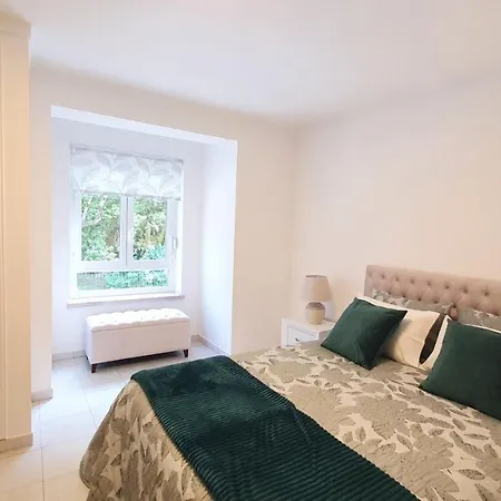 Caldas Da Rainha's & White * 卡尔达斯达·赖尼亚