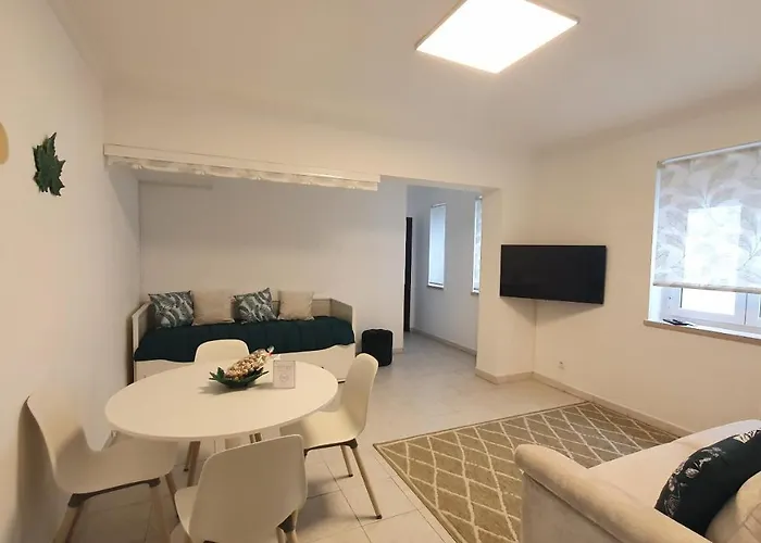 Caldas Da Rainha's & White * 卡尔达斯达·赖尼亚